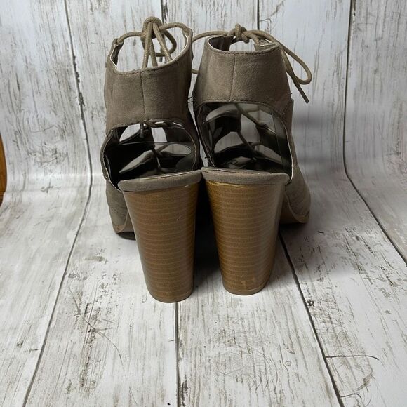 Qupid Women’s Suede Peep Toe Gilly Tie Block Heel - Picture 7 of 7